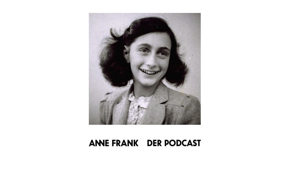 Ein Portraitbild von Anne Frank, darunter der Schriftzug "Anne Frank der Podcast".