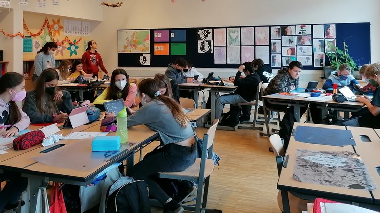 Schüler:innen arbeiten im Klassenzimmer
