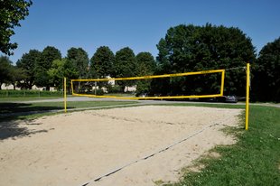 Volleyballballspielplatz vor dem Krematorium