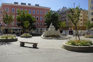 Siebenbrunnenplatz mit dem Siebenbrunnen