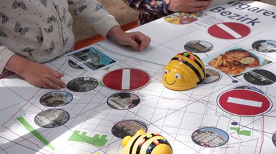 Kind mit Roboter Bee-Bot