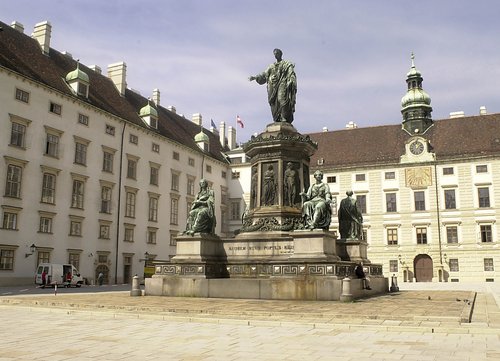 Hofburg: Innerer Burgplatz mit dem Denkmal Kaiser Franz I. von Österreich