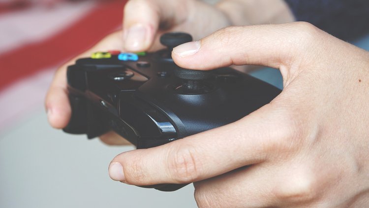 Hände halten Game-Controller