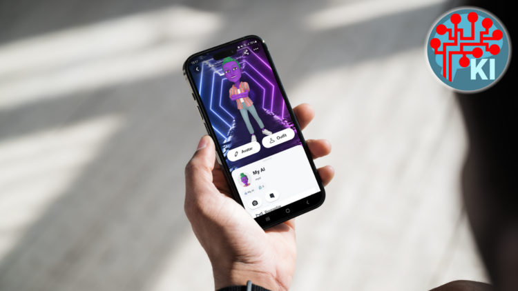 Nahaufnahme einer Hand, die ein Smartphone hält. Am Display ist das Begrüßungsfenster vom Chatbot My AI von Snapchat zu sehen.