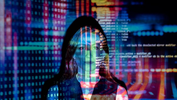 Foto einer jungen Frau, auf welche Programmcode projiziert wird.