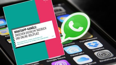 Ein Smartphone mit einem hervorgehobenen WhatsApp-Logo, links ist das Cover einer Studie der Landesanstalt für Medien NRW zu sehen