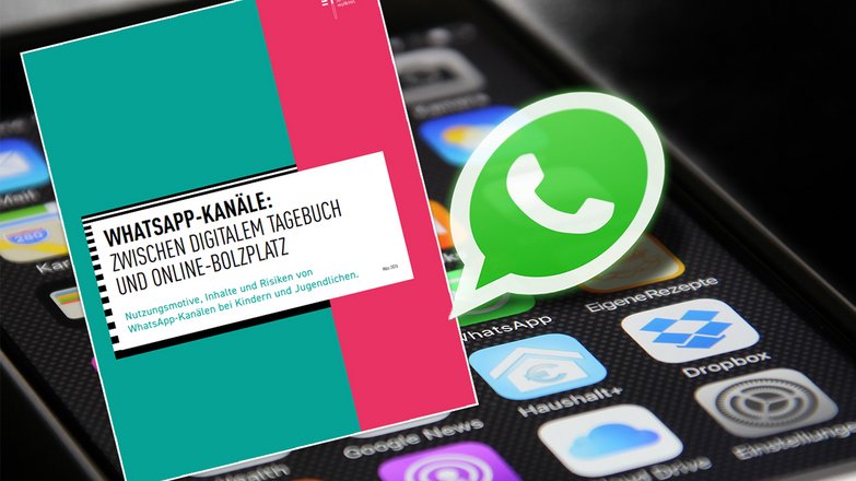 Ein Smartphone mit einem hervorgehobenen WhatsApp-Logo, links ist das Cover einer Studie der Landesanstalt für Medien NRW zu sehen