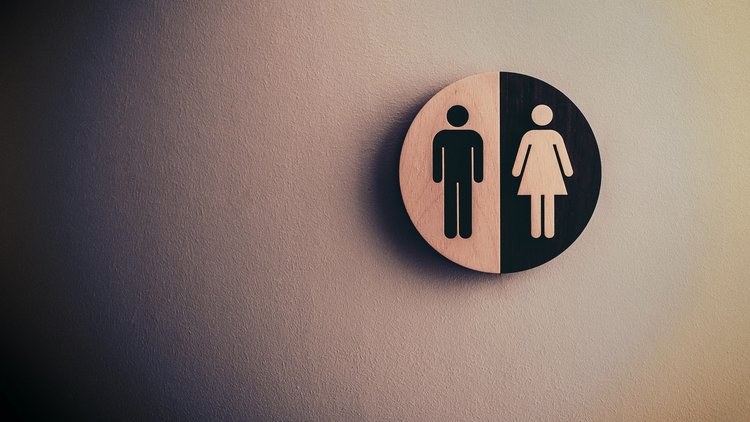 Eine schwarze männliche Figur auf weißem Hintergrund ist neben einer weißen weiblichen Figur auf schwarzem Hintergrund zu sehen.