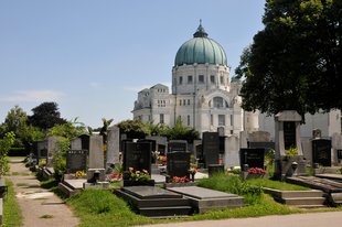 Zentralfriedhof: Gräber & Karl-Borromäus-Kirche