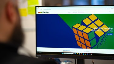 Foto eines Computerbildschirms, auf dem die CheckBar-Webseite geöffnet ist.