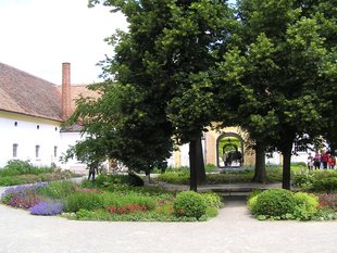 Barockschloss: Schloss Hof - Meierhof