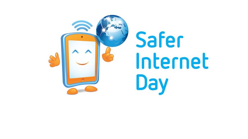 Das Logo des Safer Internet Days vor weißem Hintergrund: Ein lächelndes Tablet und eine kleine Weltkugel stehen neben dem Schriftzug "Safer Internet Day".