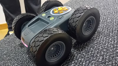 Ein Bild des Lernroboters Rugged Robot im Einsatz