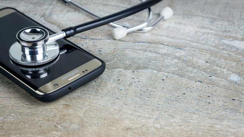Ein Stethoskop liegt auf einem Smartphone
