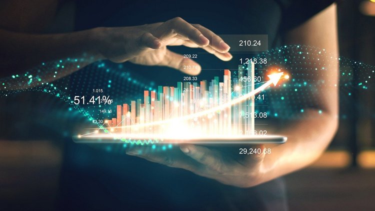 Nahaufnahme von zwei Händen, zwischen denen sich eine statistische Graphik auftut.