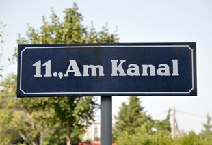 Straßenschild: Am Kanal (erinnert an den Wiener Neustädter Kanal)