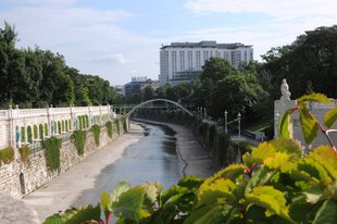 Wienfluss: Blick von der Wienflussverbauung Richtung Stadtparksteg