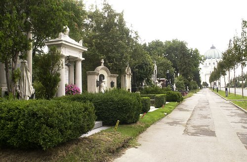 Zentralfriedhof: Grabmäler an der Allee zur Karl-Borromäus-Kirche