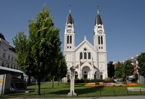 Neusimmeringer Pfarrkirche am Enkplatz