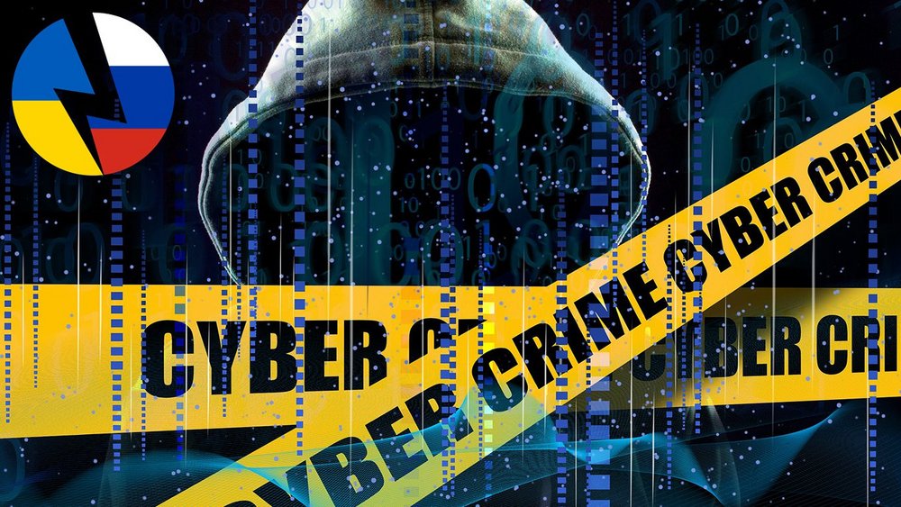 Mensch mit Kapuze und Datenstrom hinter Cybercrime-Absperrung