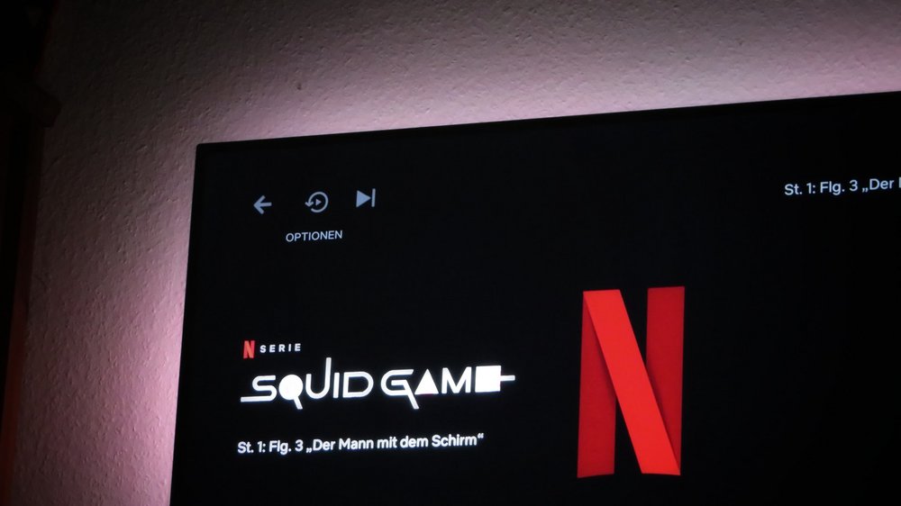 Ein Foto einer Ecke eines großen Monitors, zu sehen ist das Netflix-Logo und der Schriftzug "Squid Game".