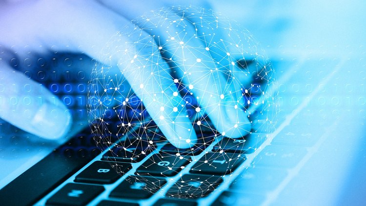Eine Hand ruht auf einer Tastatur, darüber ist ein digitales Netzwerk zu sehen