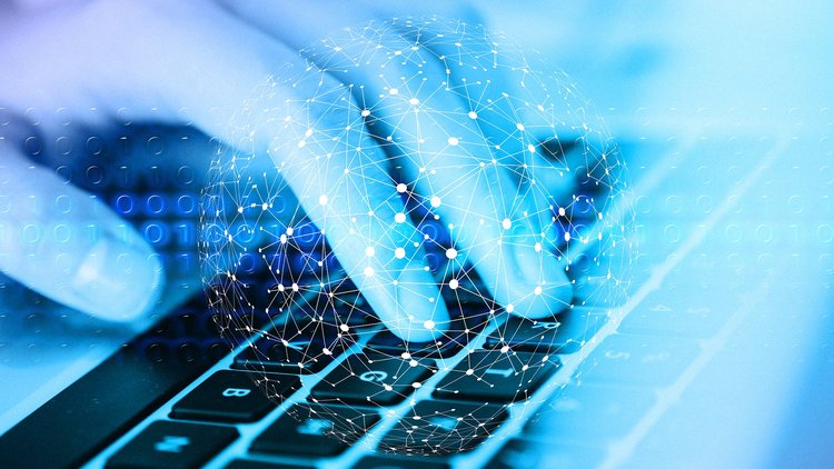 Eine Hand ruht auf einer Tastatur, darüber ist ein digitales Netzwerk zu sehen