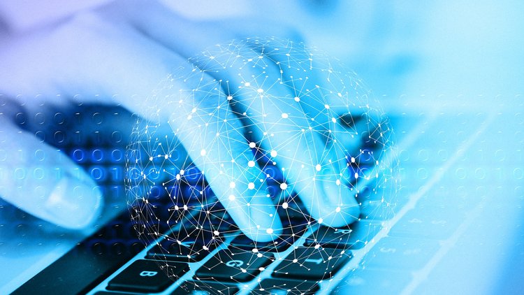 Eine Hand ruht auf einer Tastatur, darüber ist ein digitales Netzwerk zu sehen