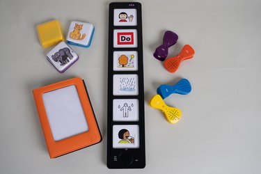Verschiedene Tools zur Unterstützten Kommunikation nebeneinander, z.B. besprechbare Klammern, Leisten und Taster.