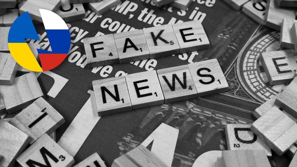 Ein schwarz-weißes Bild, viele Scrabble-Buchstaben liegen auf einer Zeitung verteilt, in der Mitte bilden die Buchstaben den Schriftzug "Fake News".